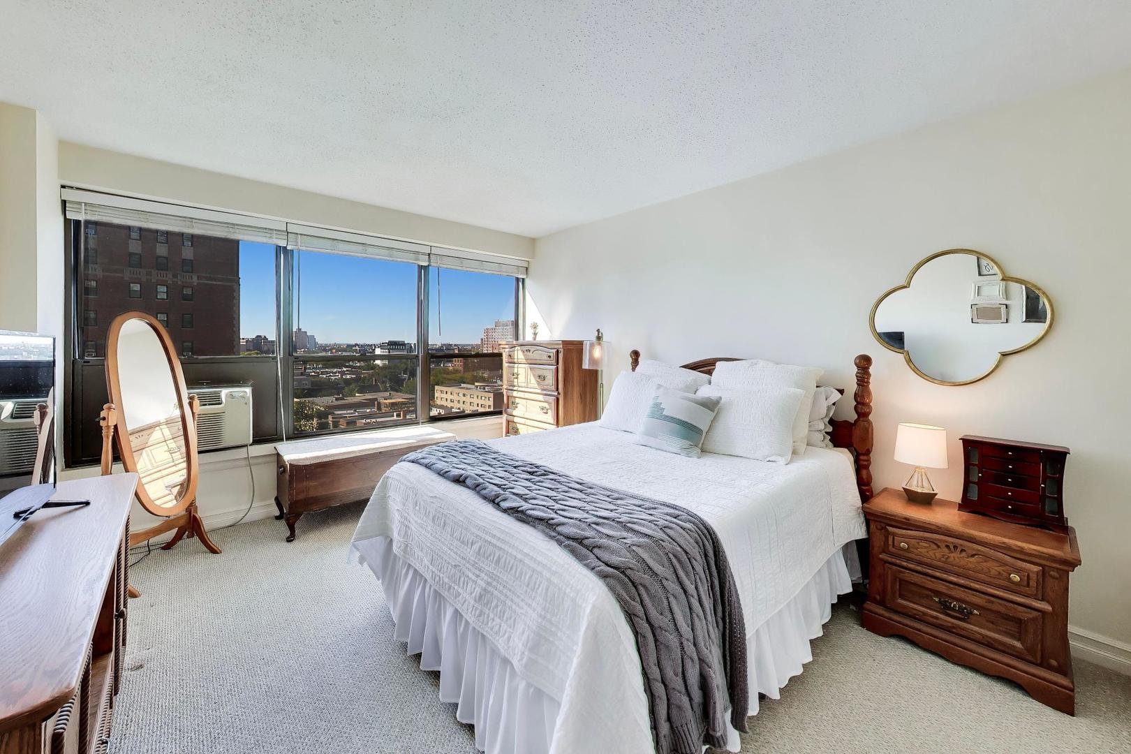 2930 N Sheridan Road Unit: 1205