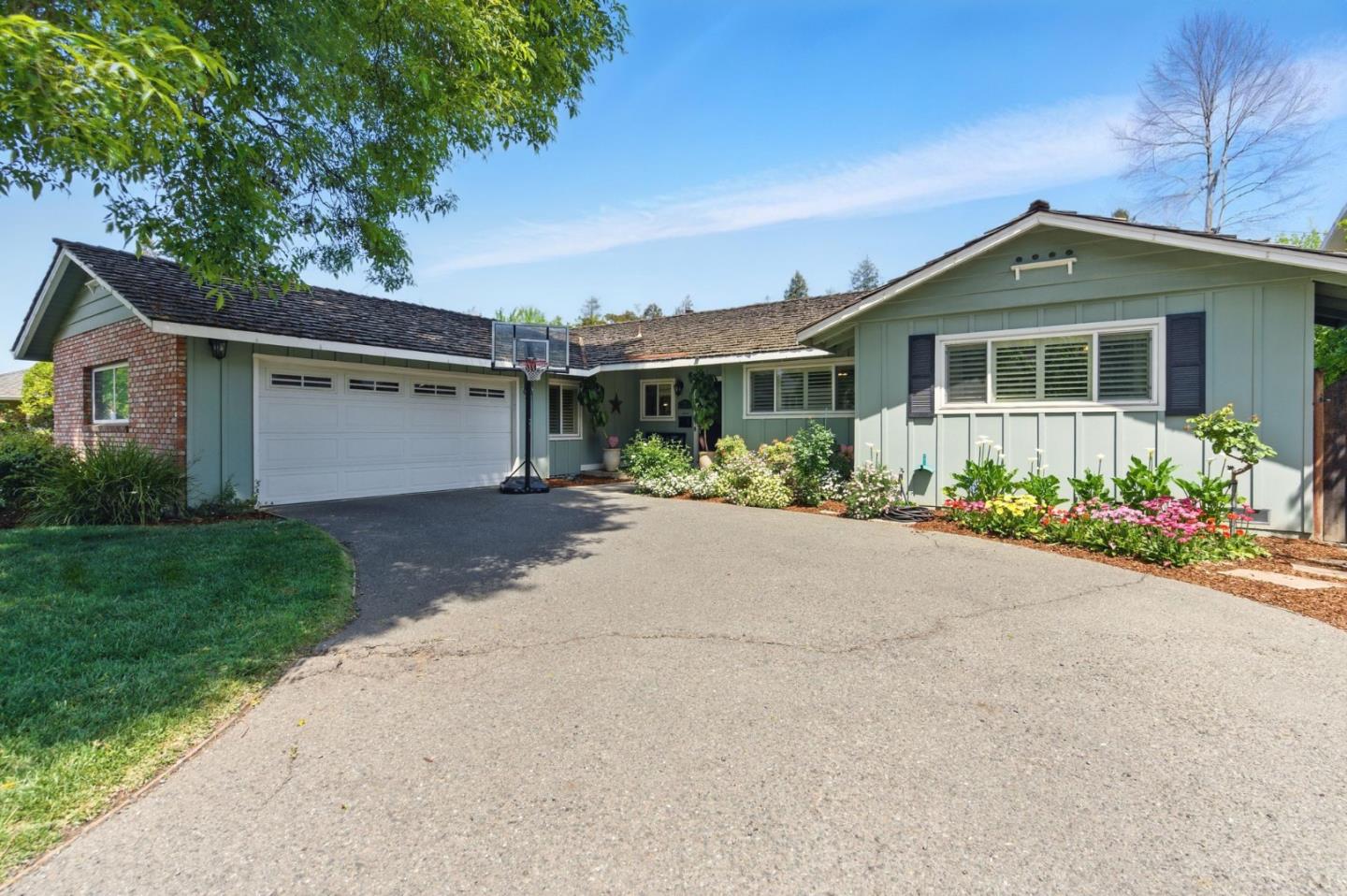 1142 S Genevieve LN