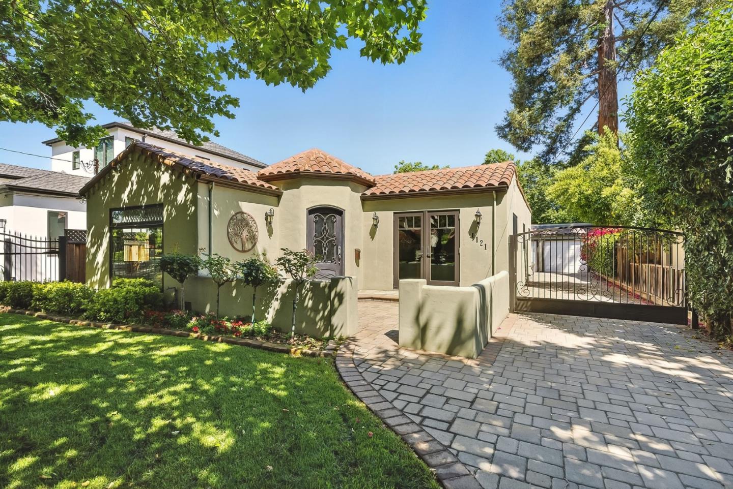 1121 Laurie AVE