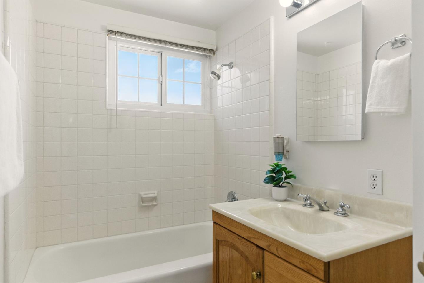 936 Greenwich AVE