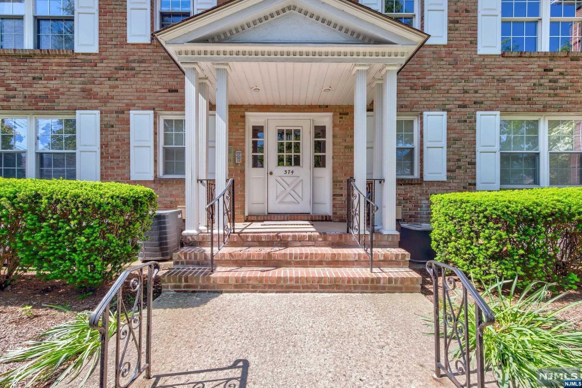 374 East Avenue 8