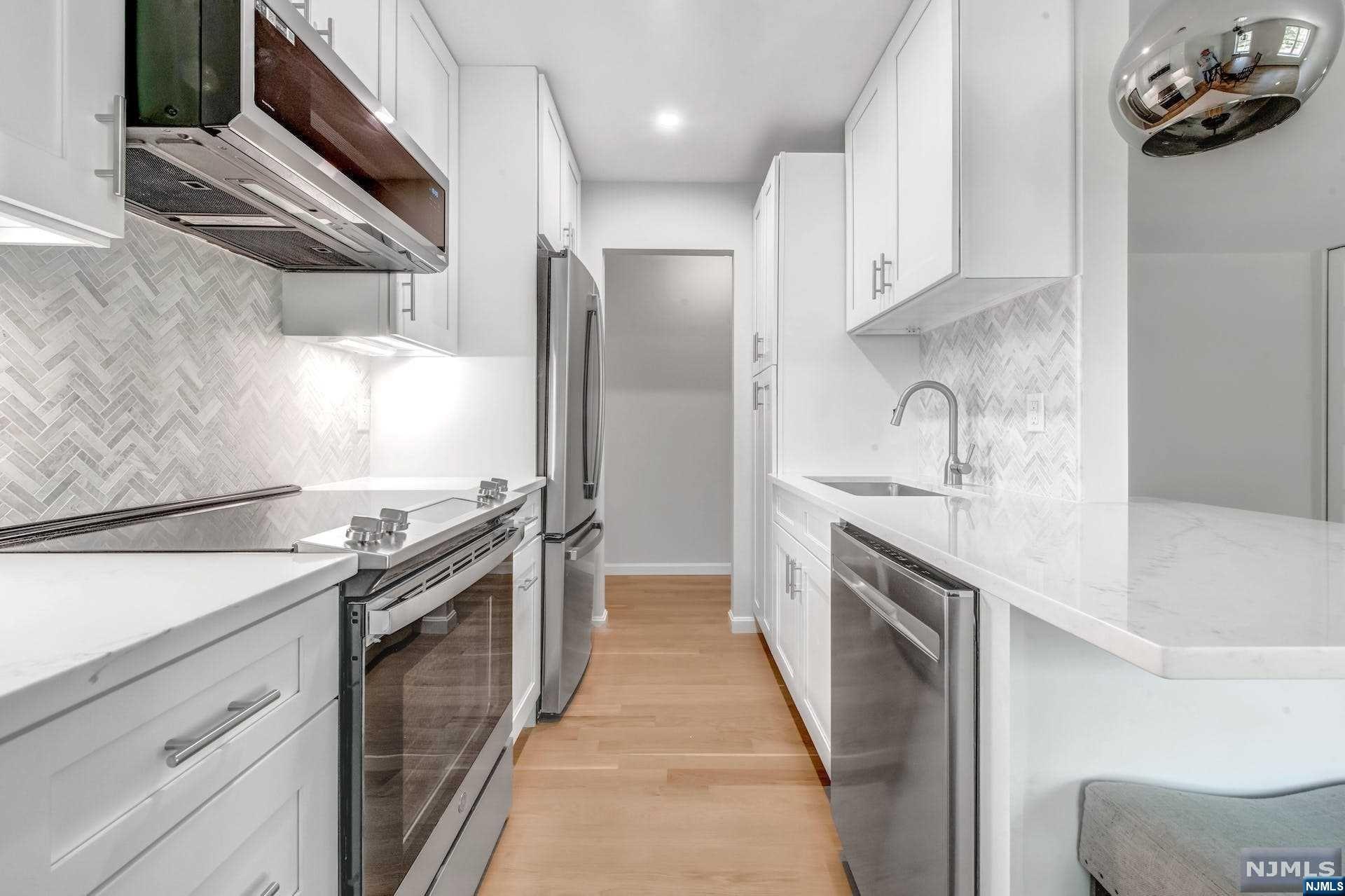 374 East Avenue 8