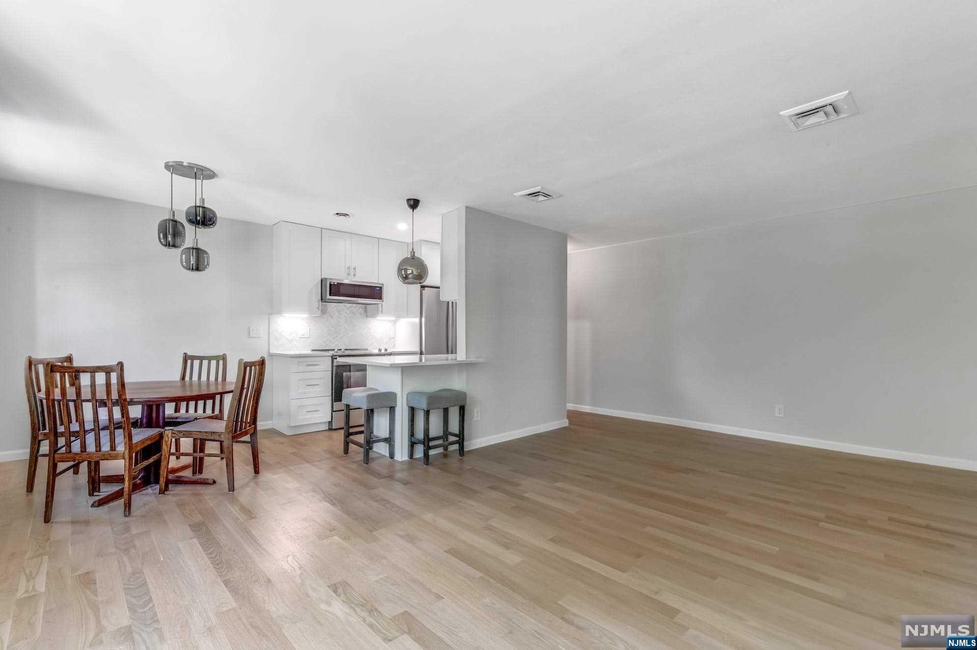 374 East Avenue 8