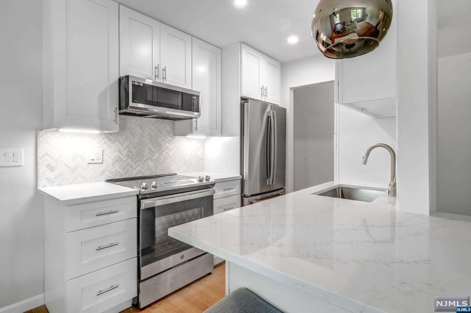 374 East Avenue 8