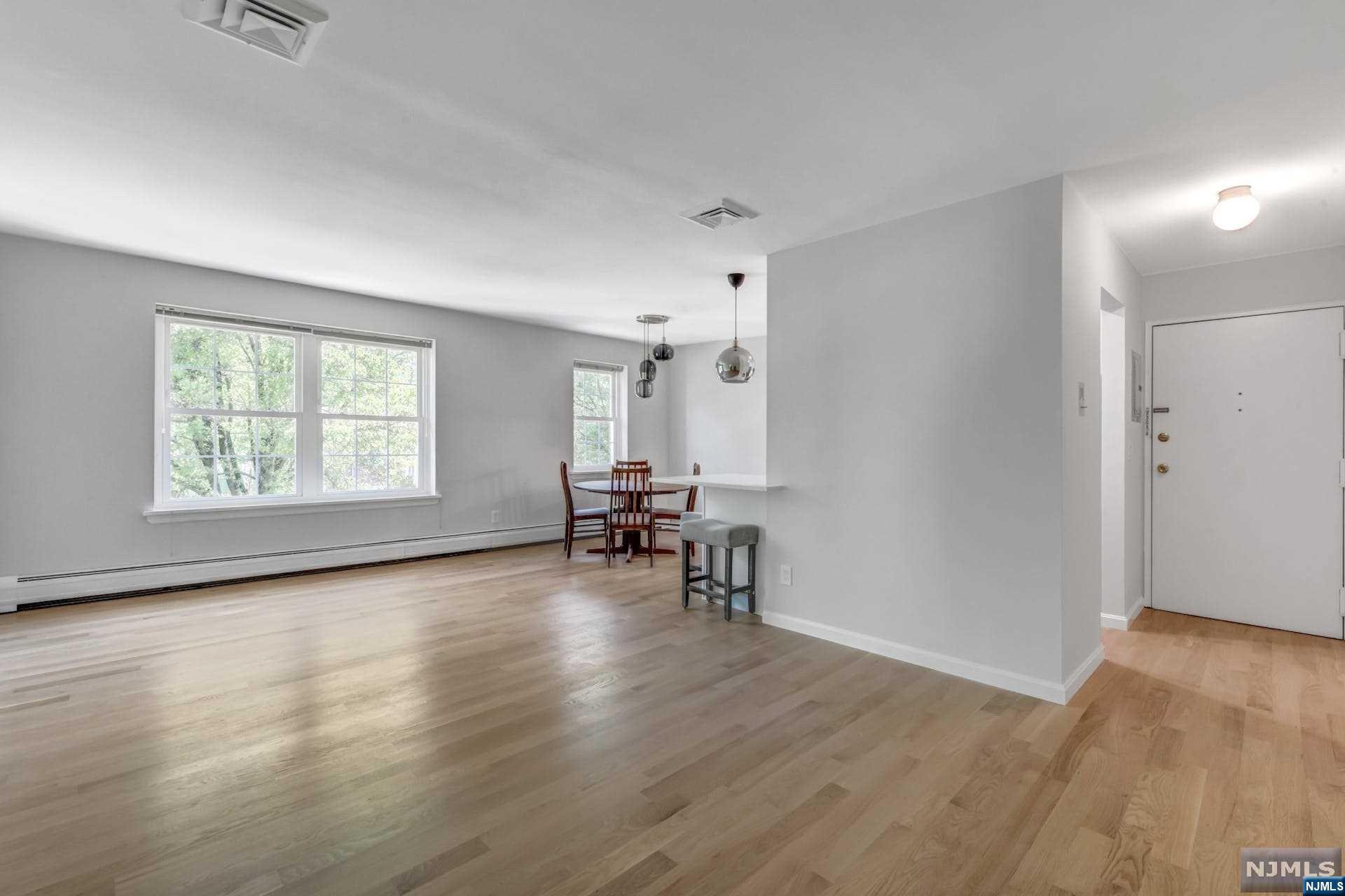 374 East Avenue 8