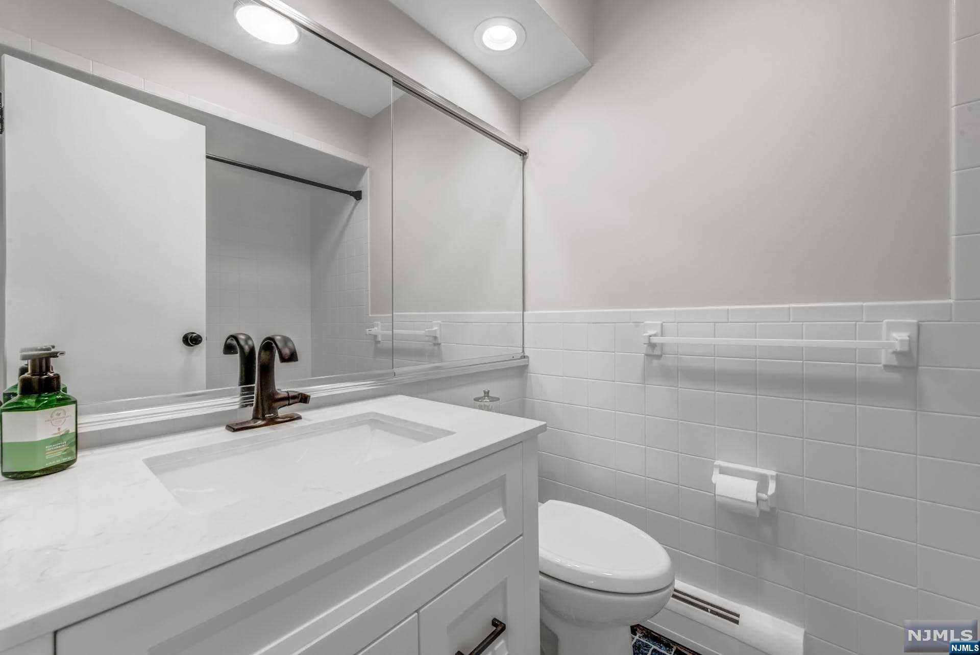 374 East Avenue 8
