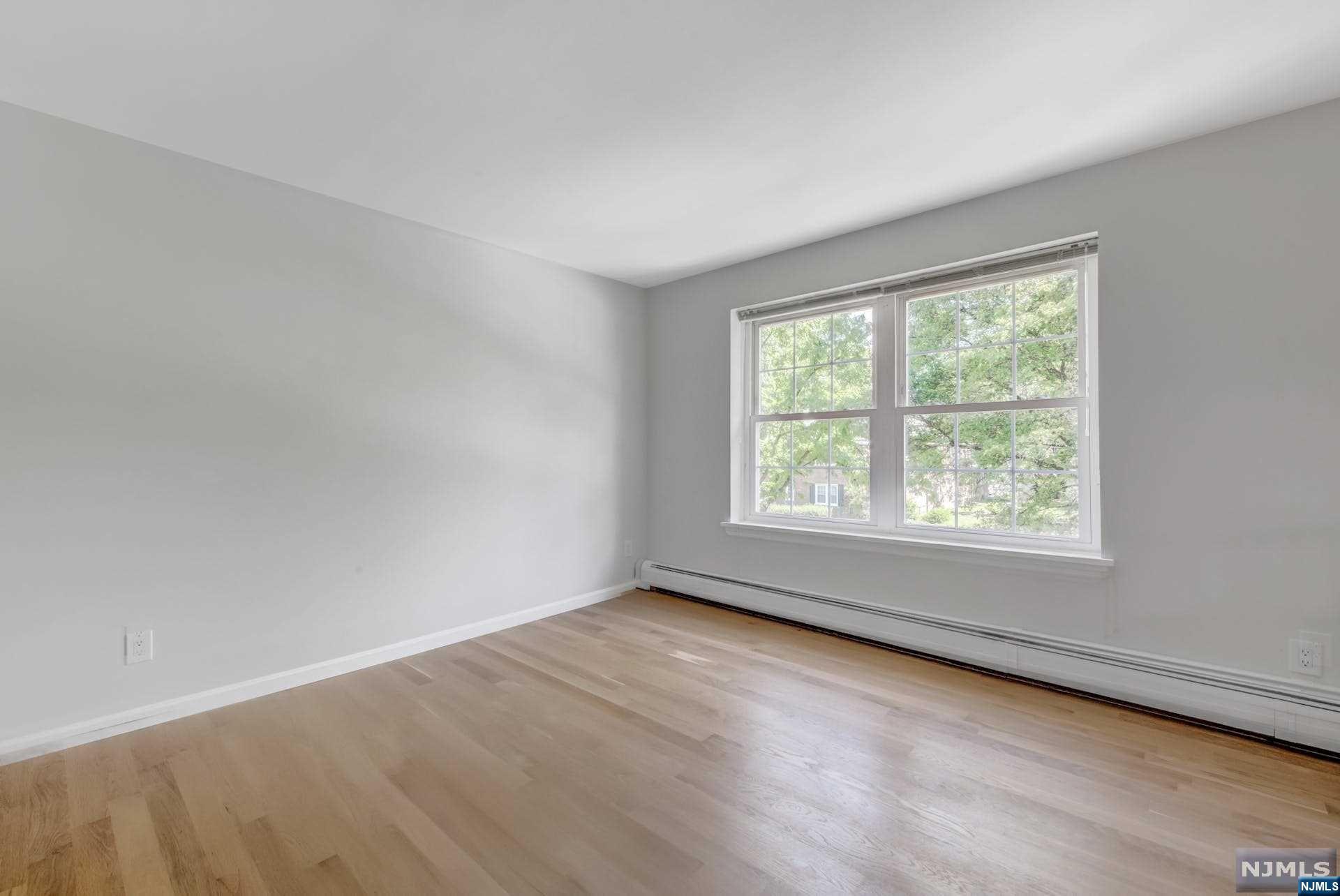 374 East Avenue 8