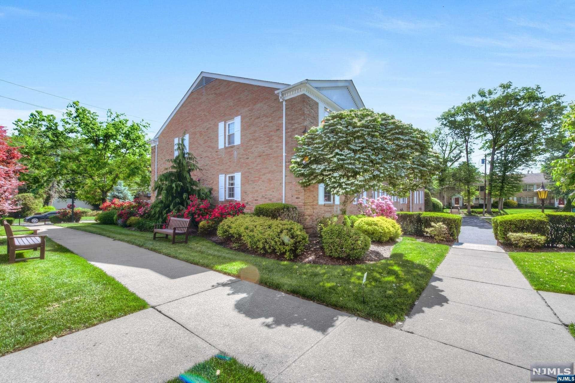 374 East Avenue 8