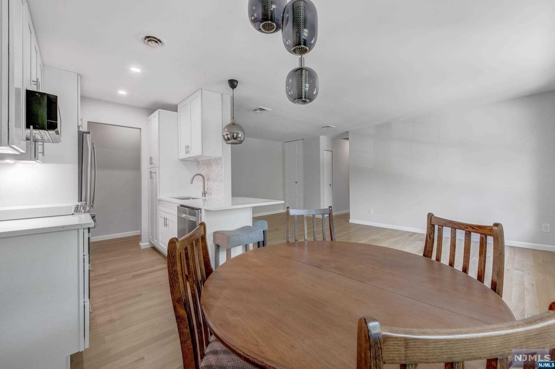 374 East Avenue 8
