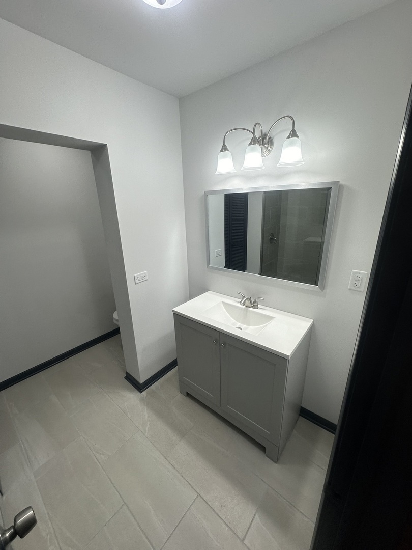 4460 S Archer Avenue Unit: 2C