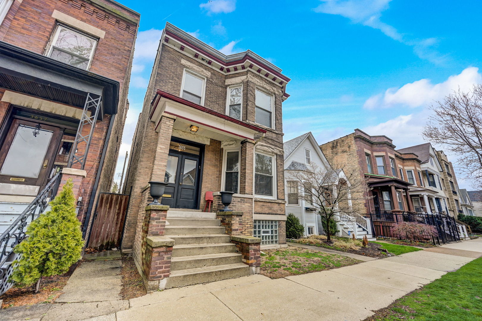 3655 N Hermitage Avenue