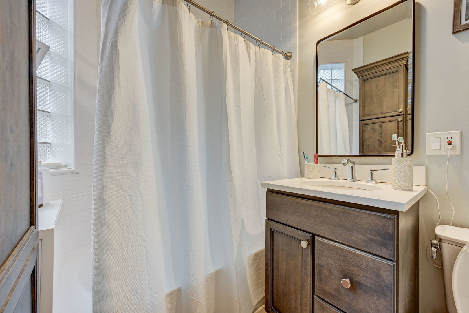 3655 N Hermitage Avenue