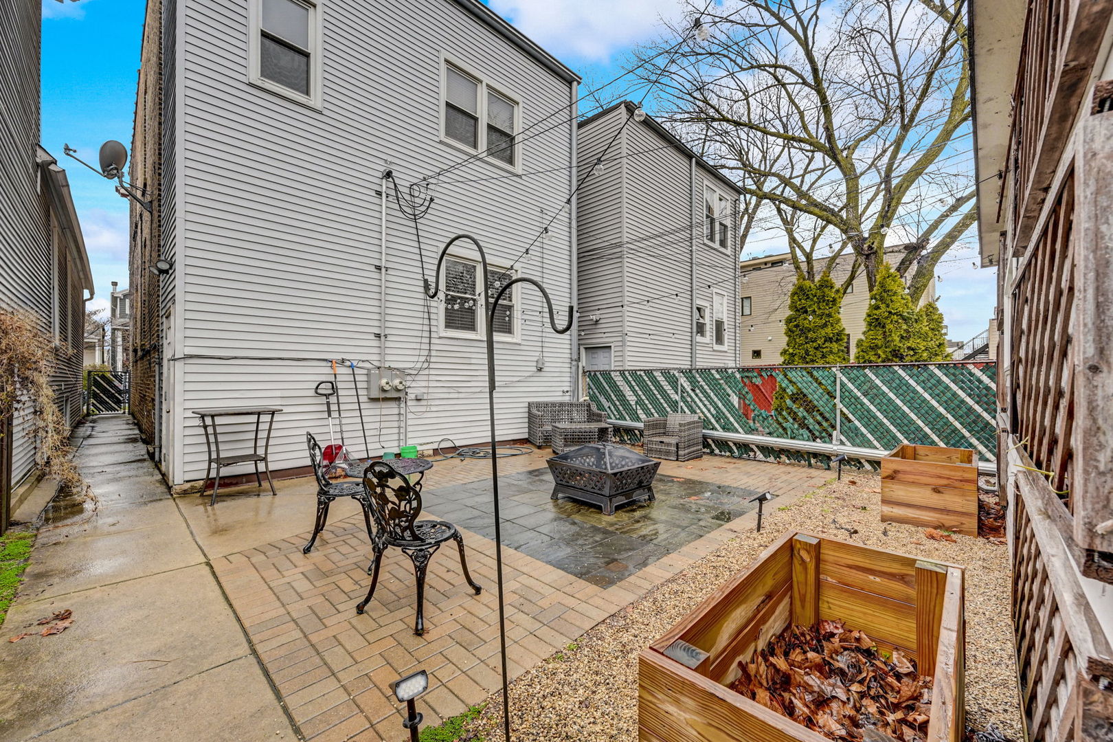 3655 N Hermitage Avenue