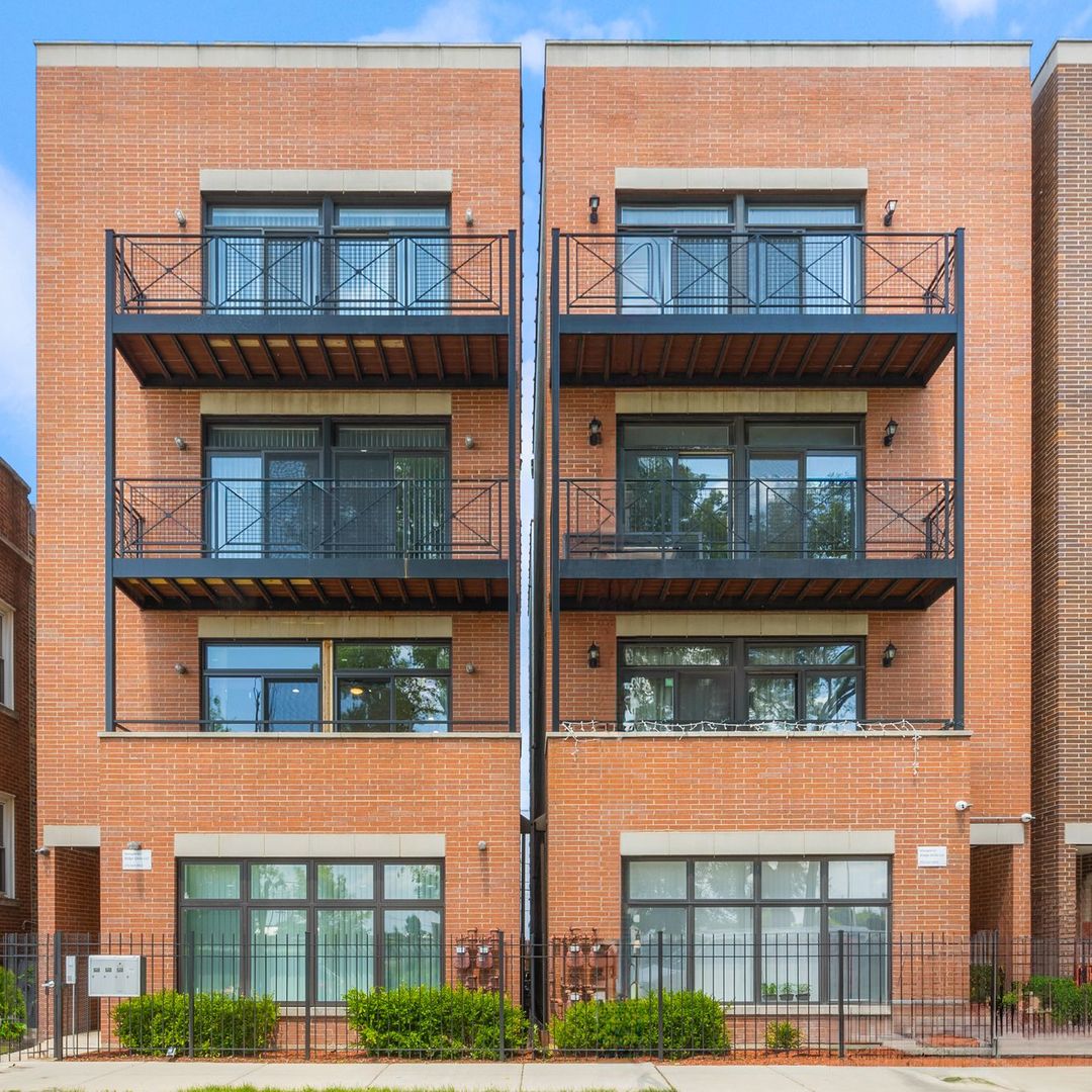 3134 W Walton Street Unit: 2