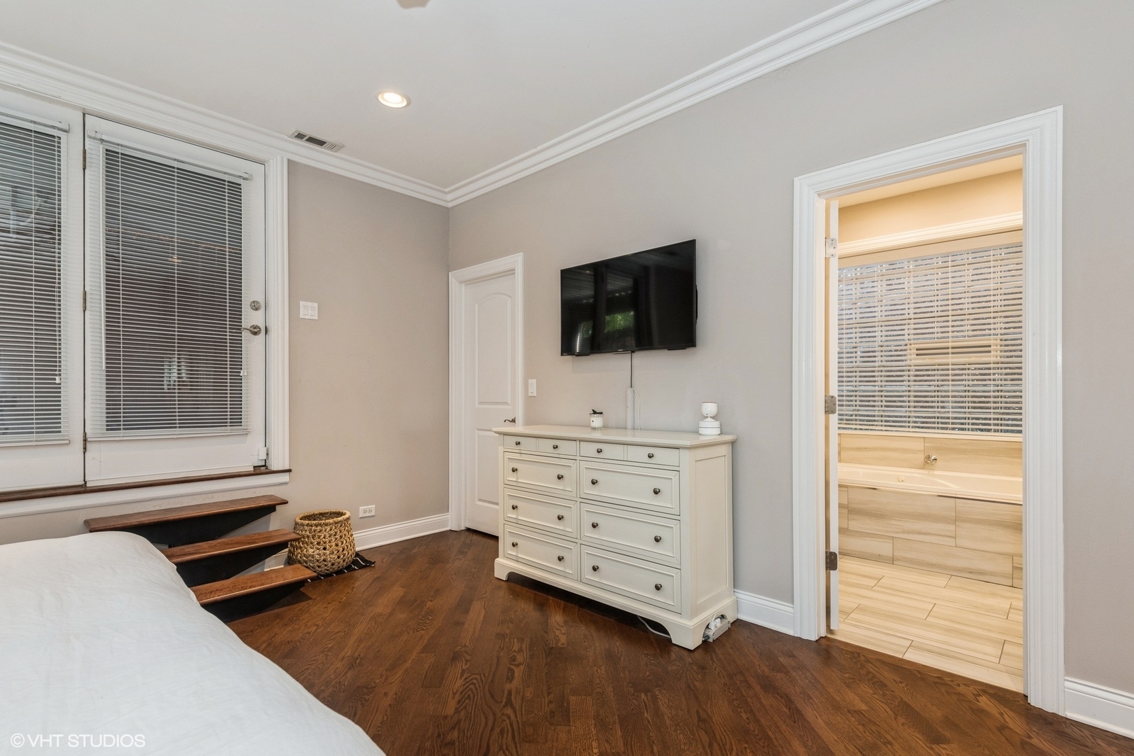 646 N Oakley Boulevard Unit: 1