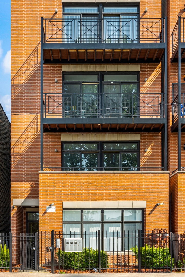 3134 W Walton Street Unit: 4