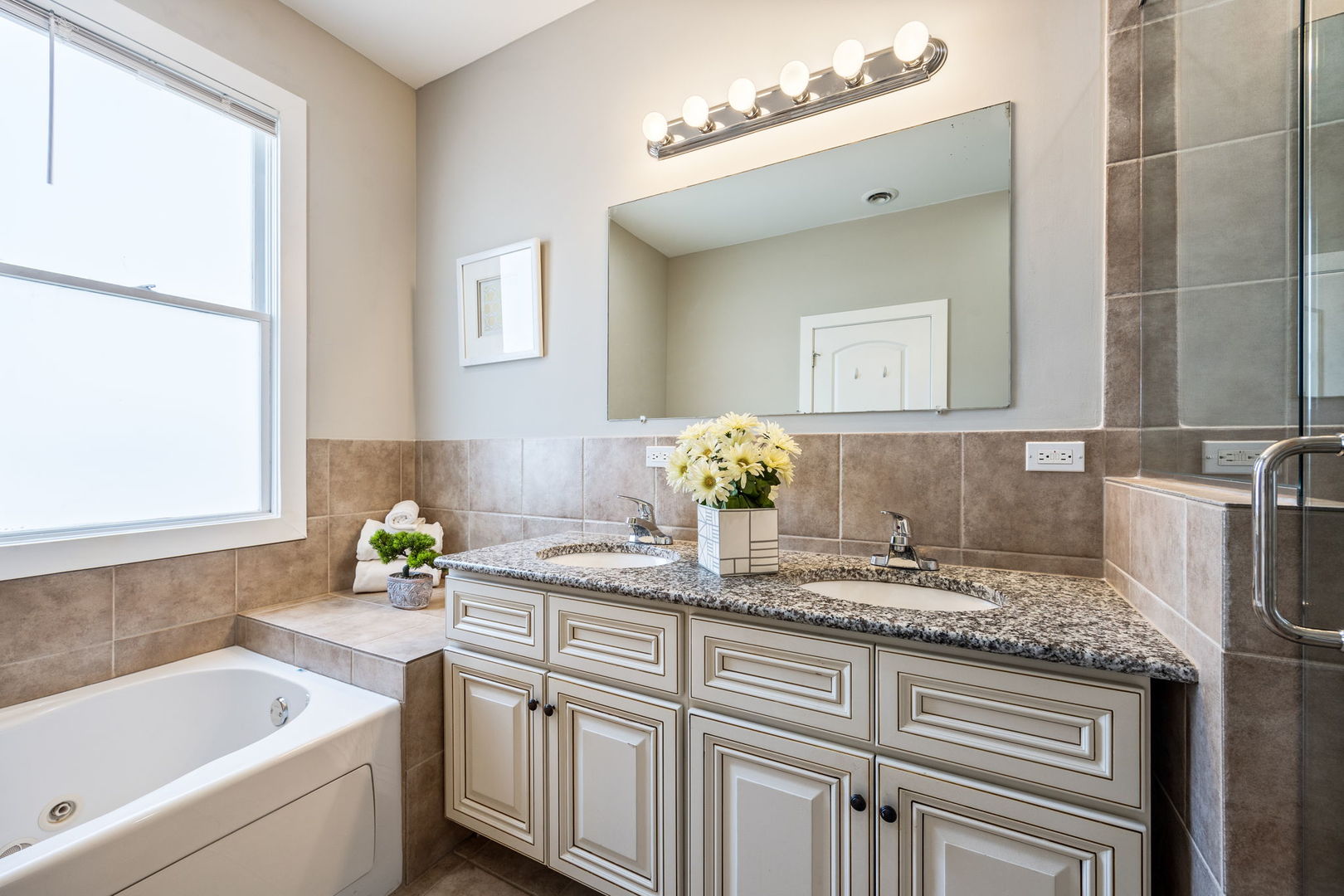 3126 W Walton Street Unit: 4