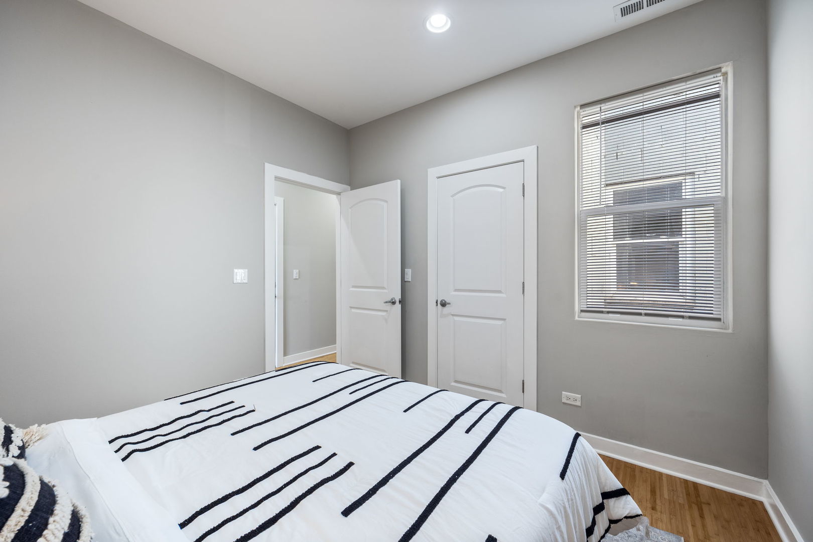 3126 W Walton Street Unit: 4