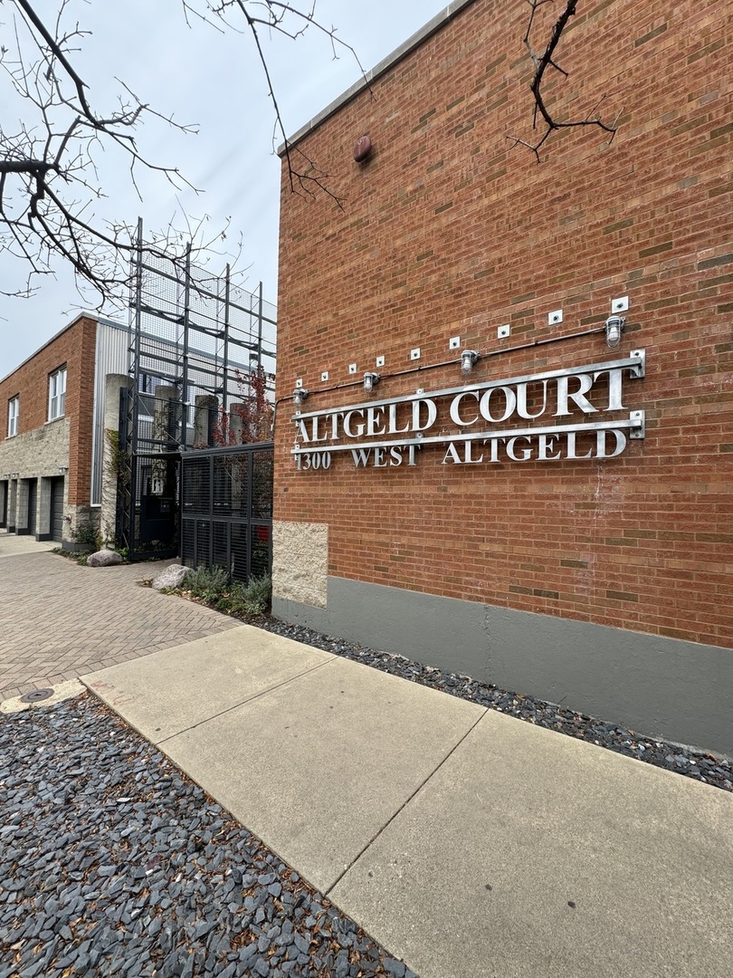 1300 W Altgeld Street Unit: 142