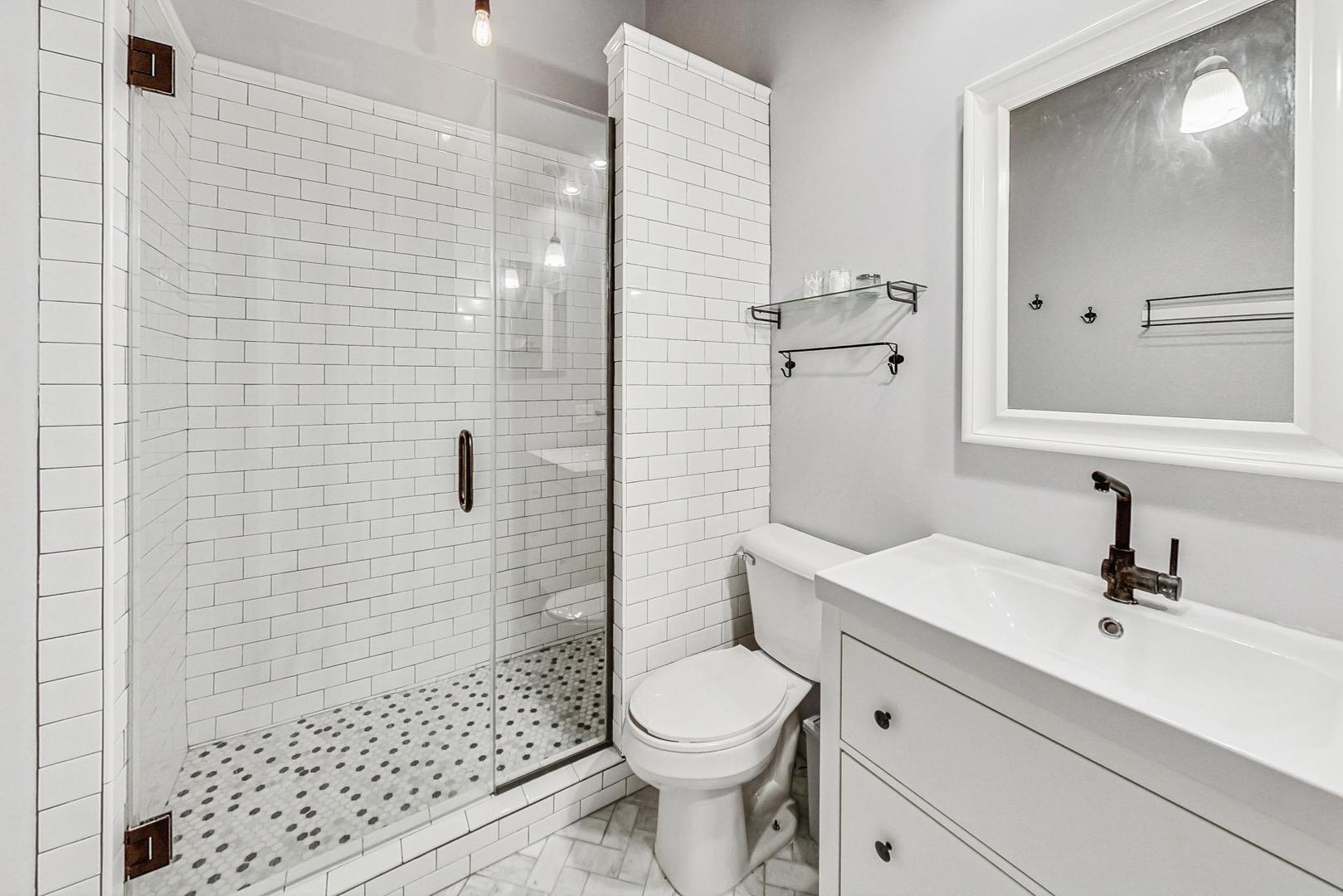 2510 N Wayne Avenue Unit: 205