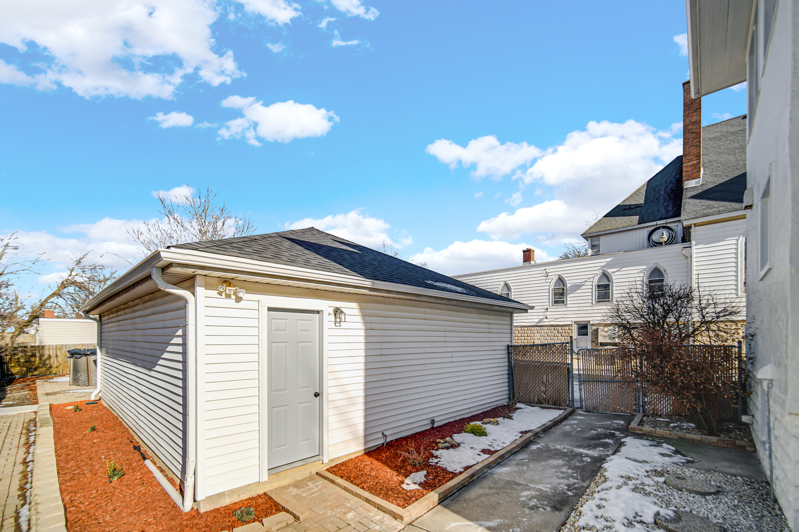 324 E 18th Street