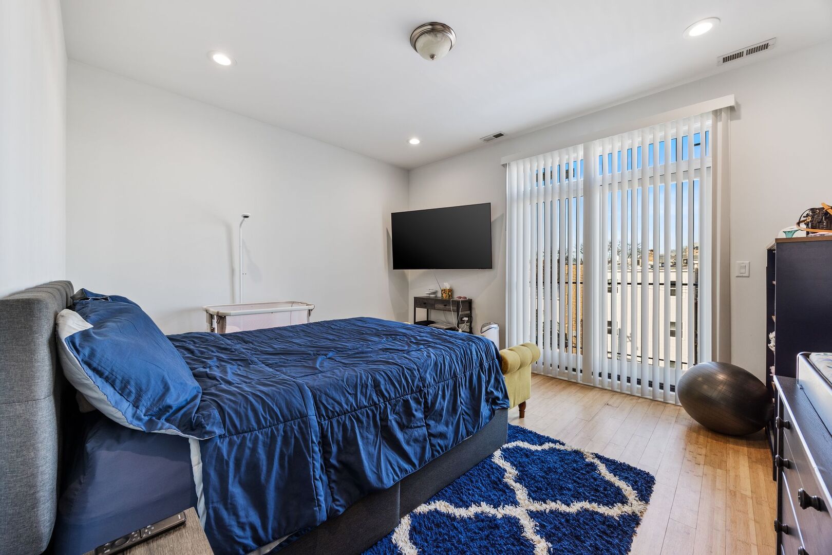 3130 W Walton Street Unit: 4