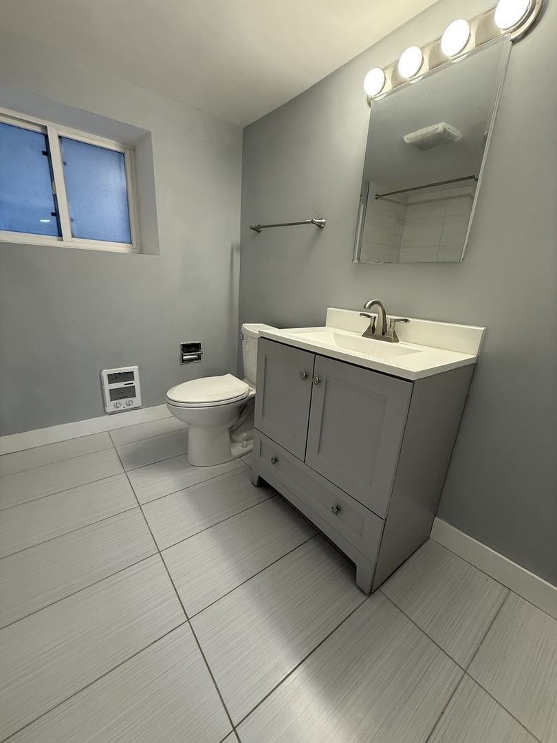 2827 W Lunt Avenue Unit: GARDEN