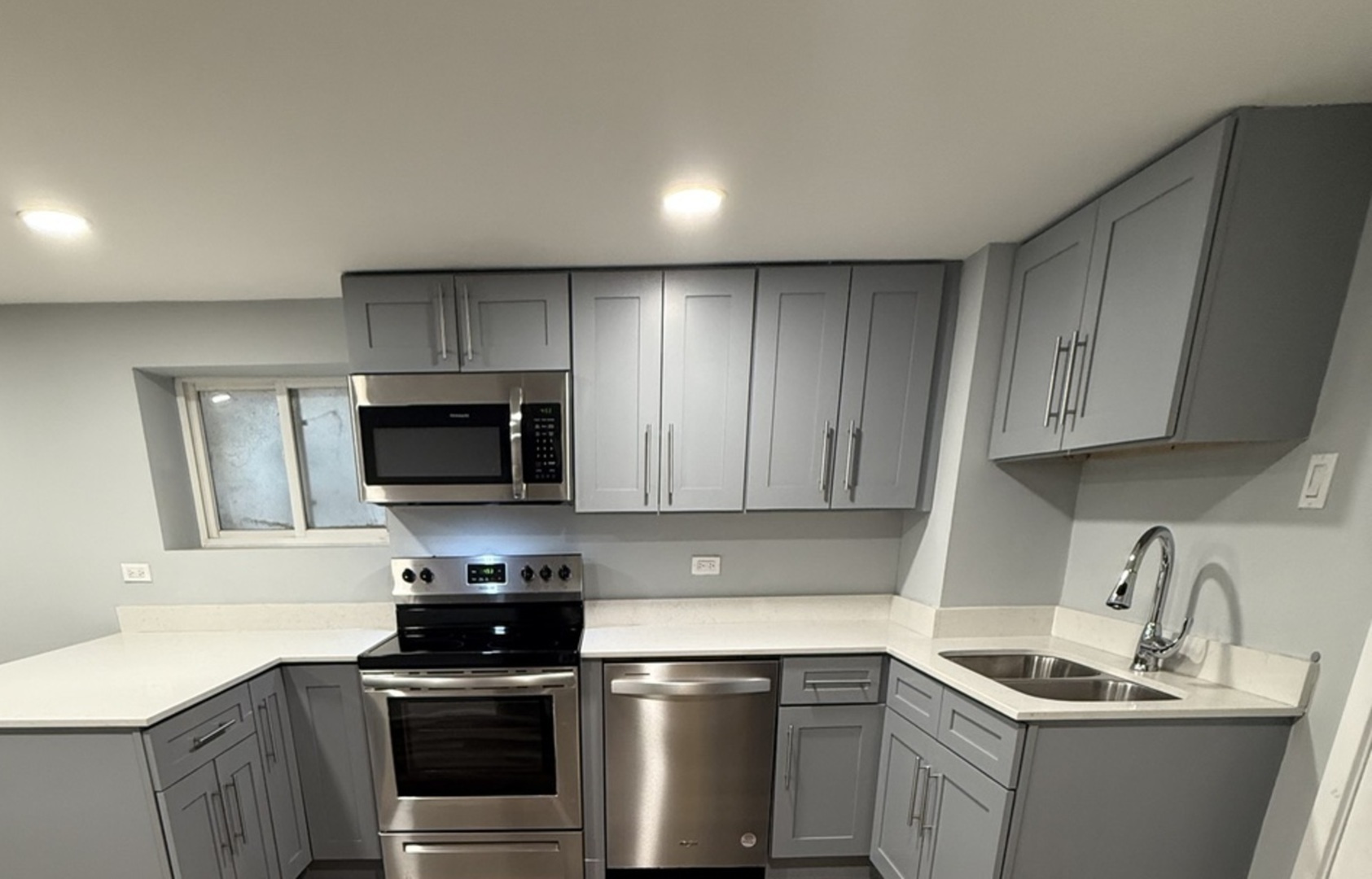 2827 W Lunt Avenue Unit: GARDEN