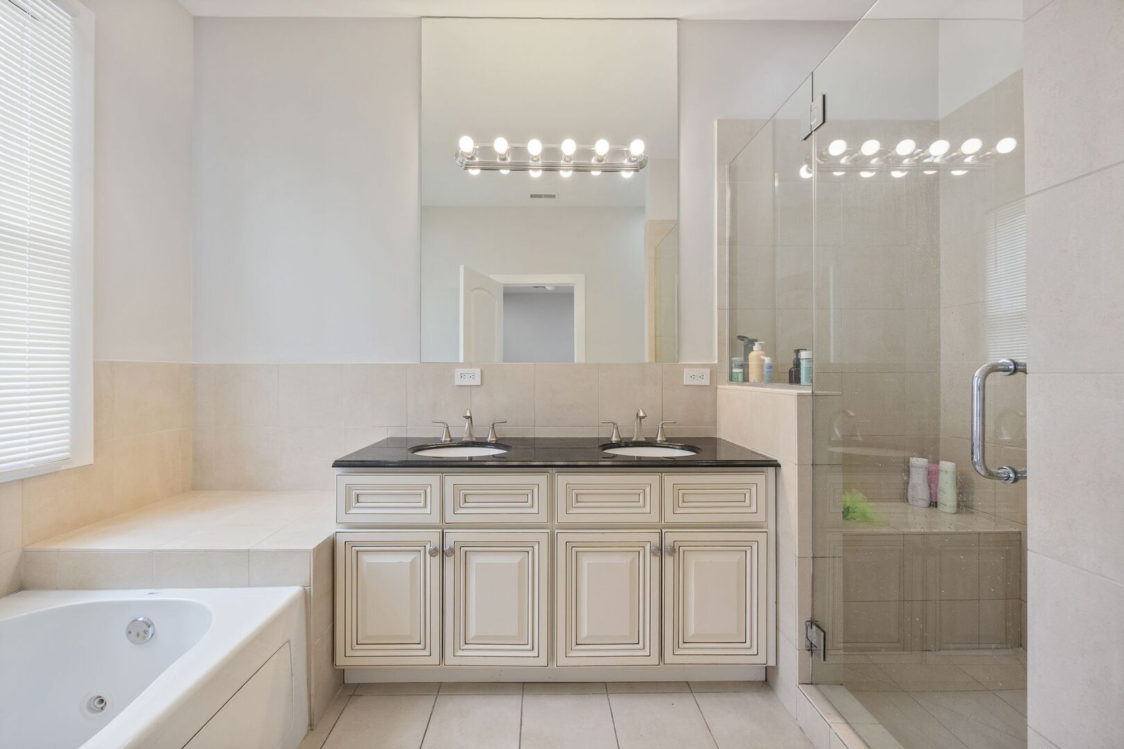 3126 W Walton Street Unit: 2
