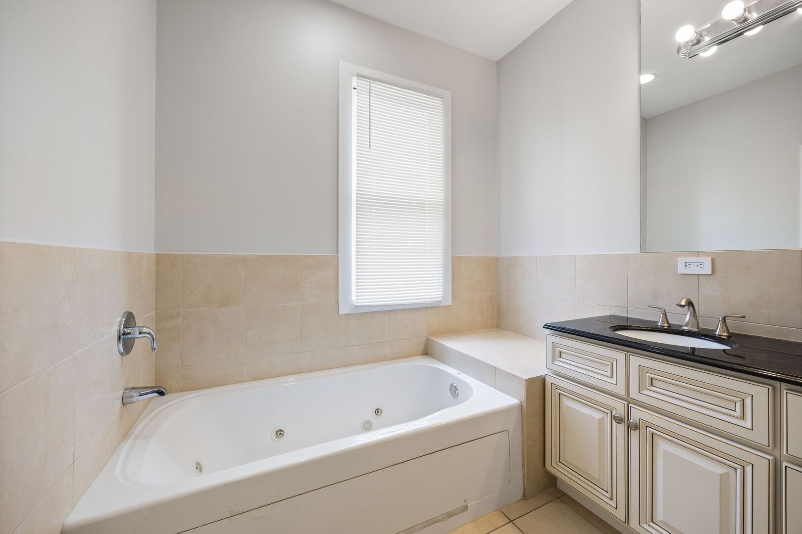 3126 W Walton Street Unit: 2