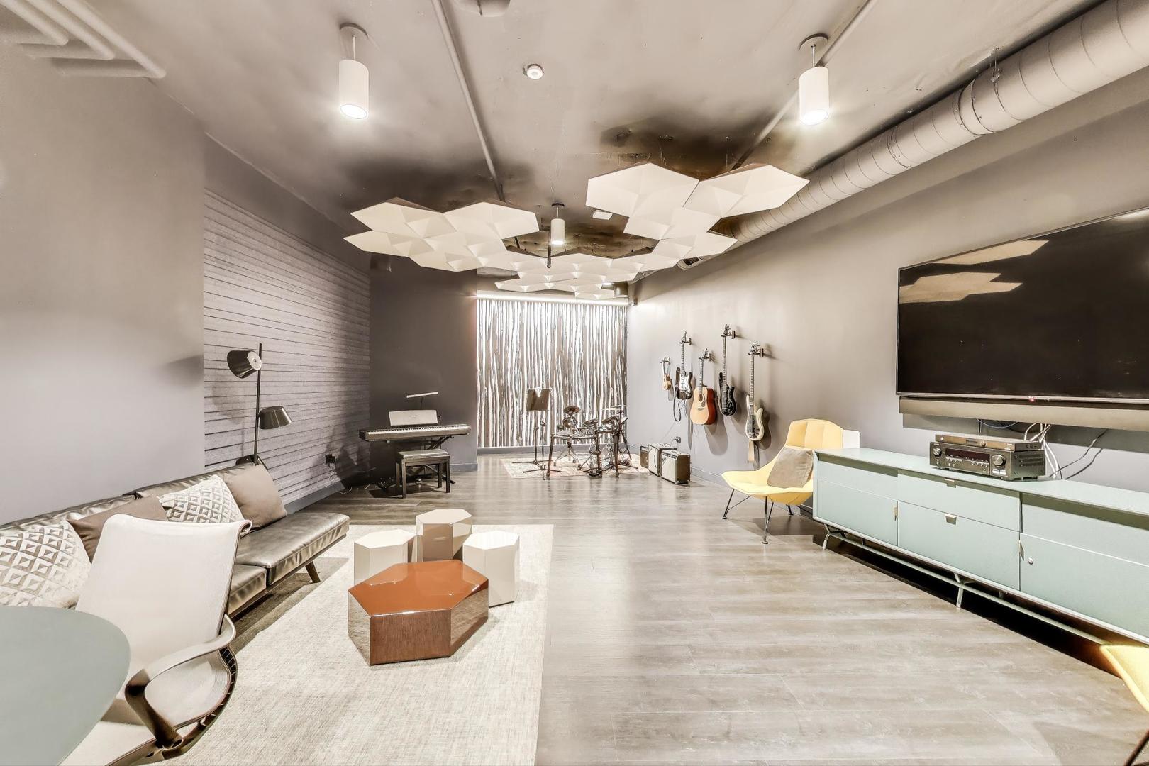 211 N Harbor Drive Unit: 1809