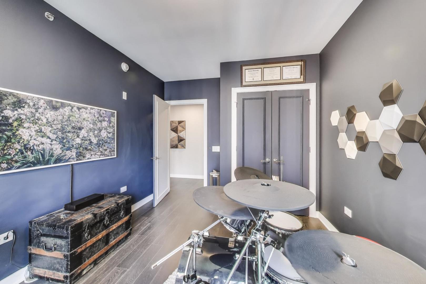 211 N Harbor Drive Unit: 1809
