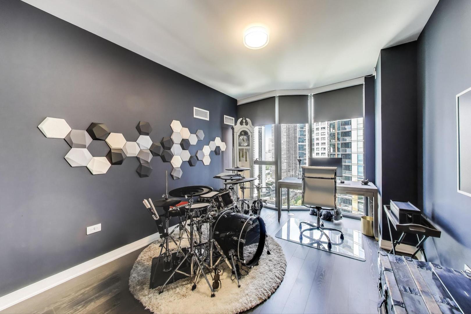 211 N Harbor Drive Unit: 1809