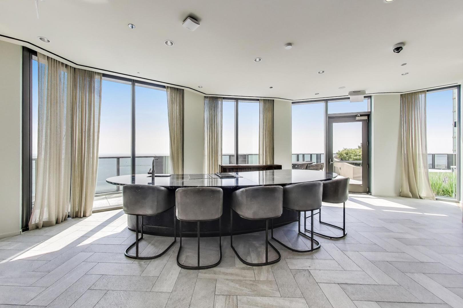 211 N Harbor Drive Unit: 1809