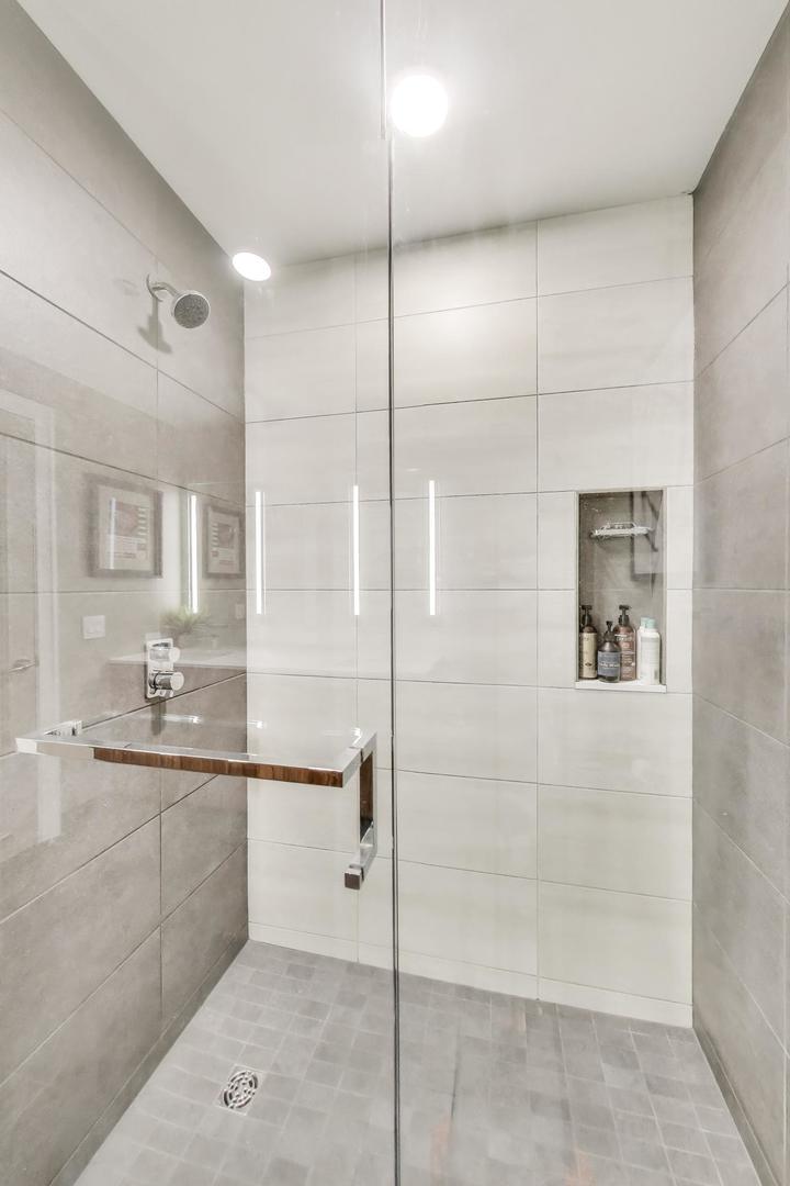 211 N Harbor Drive Unit: 1809