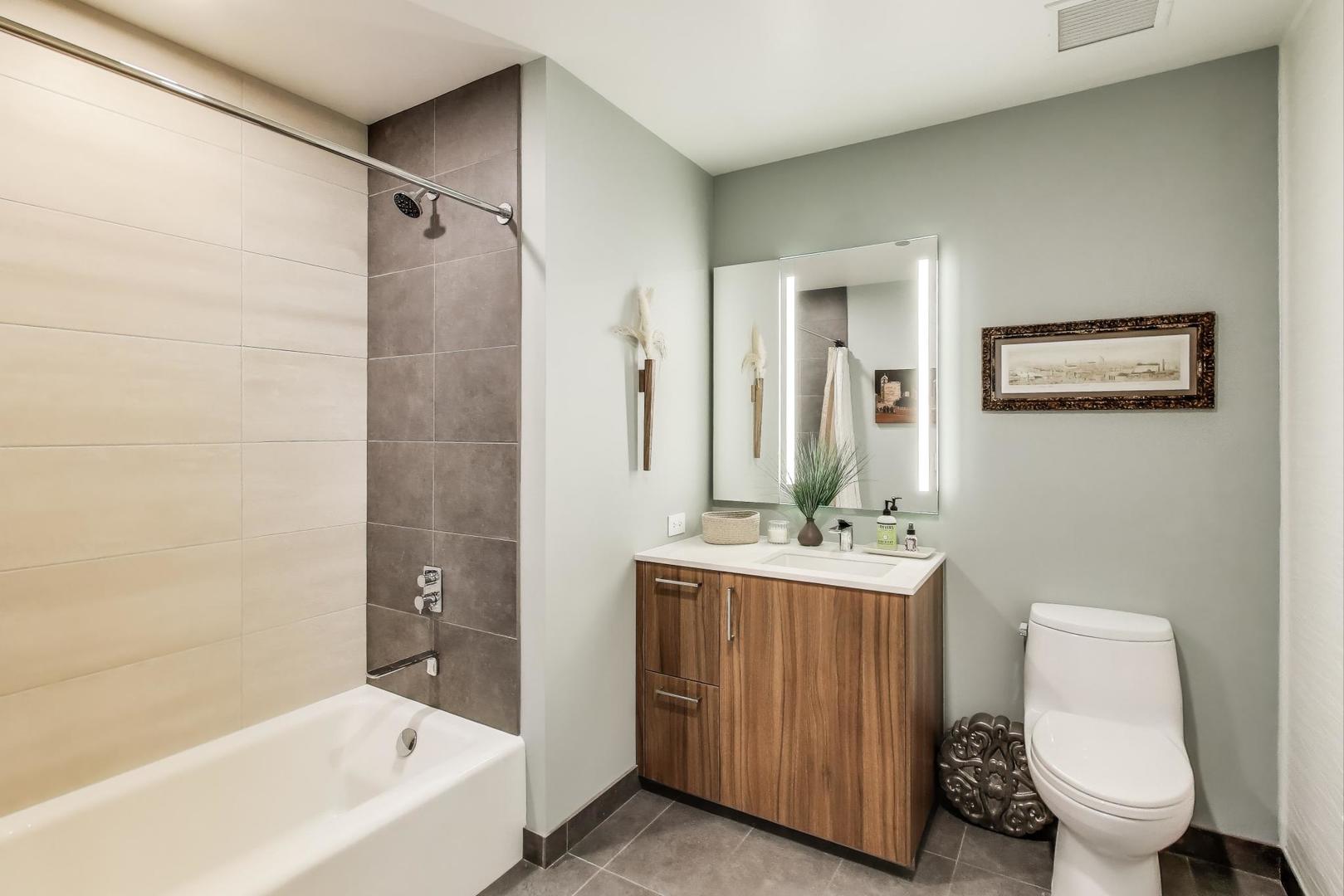 211 N Harbor Drive Unit: 1809