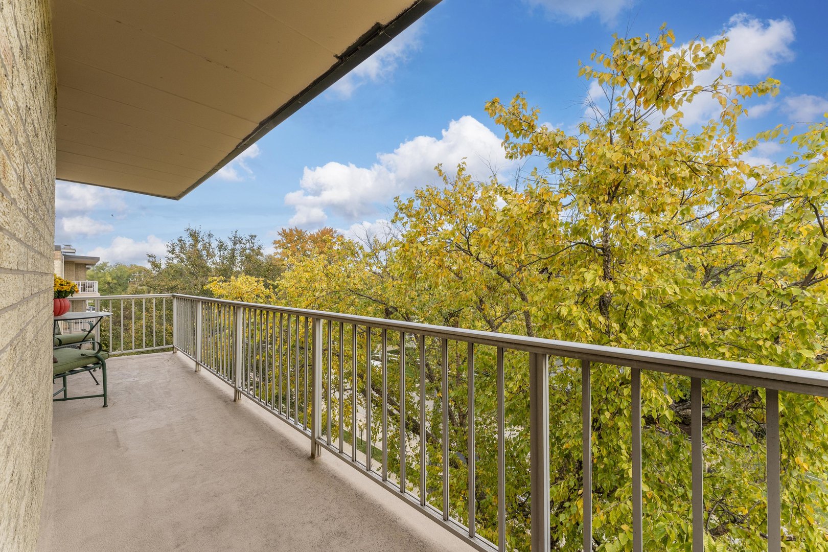 110 W Butterfield Road Unit: 502S