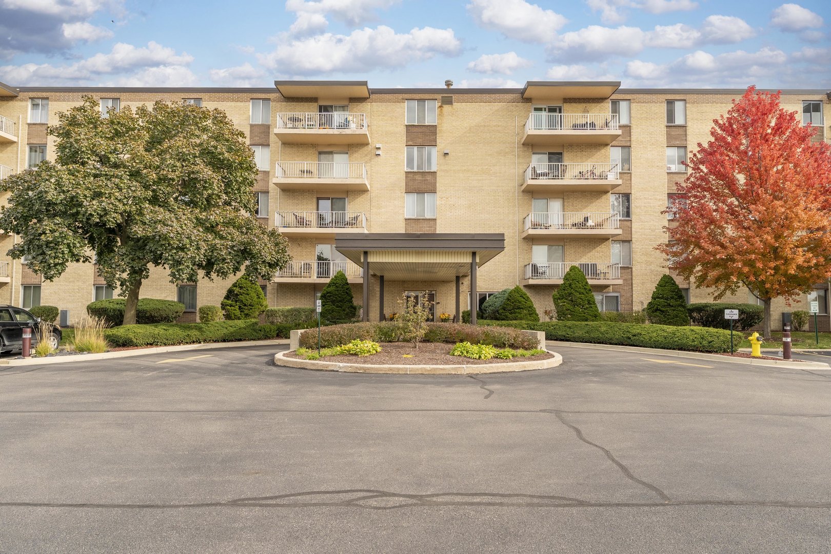 110 W Butterfield Road Unit: 502S