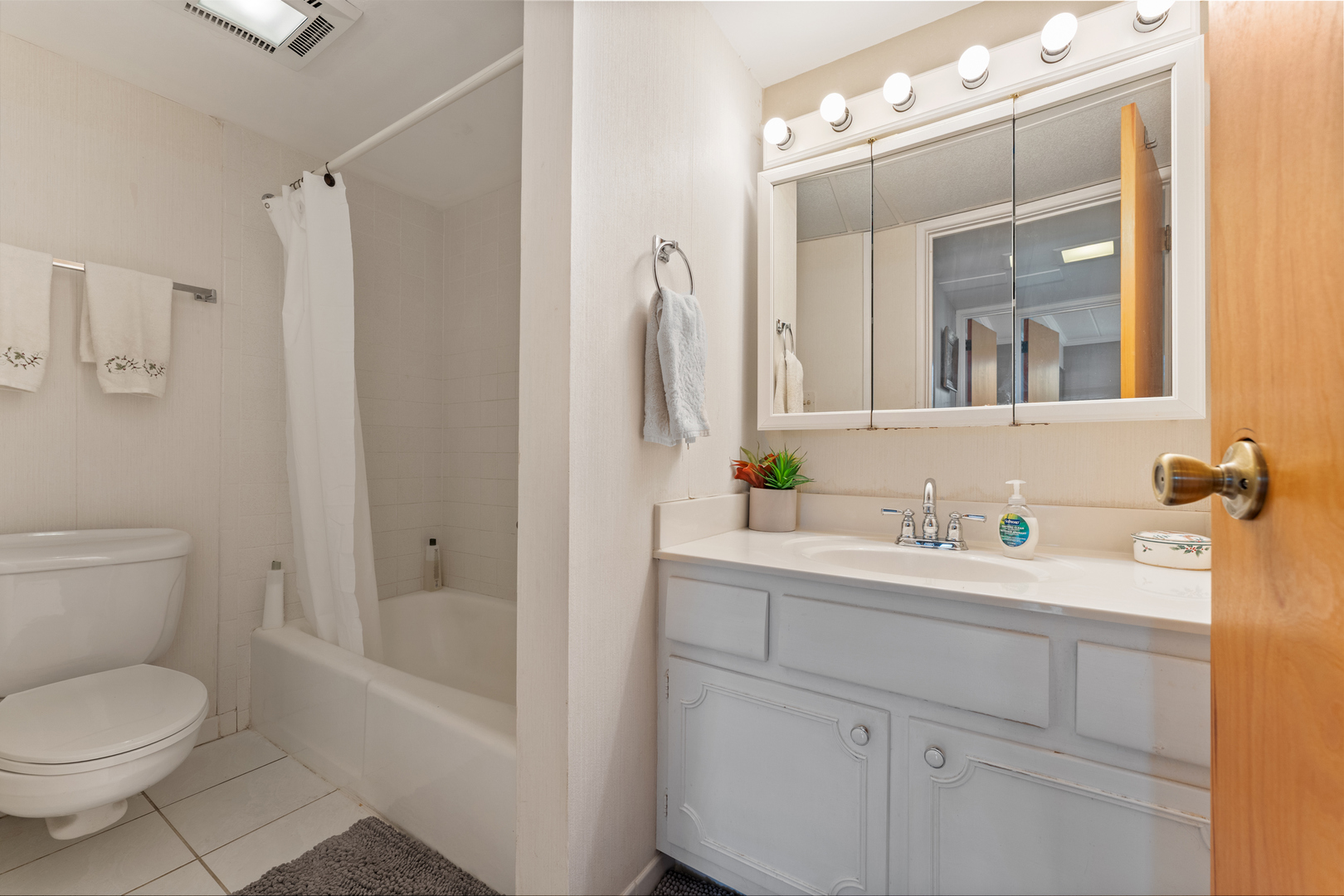 110 W Butterfield Road Unit: 502S