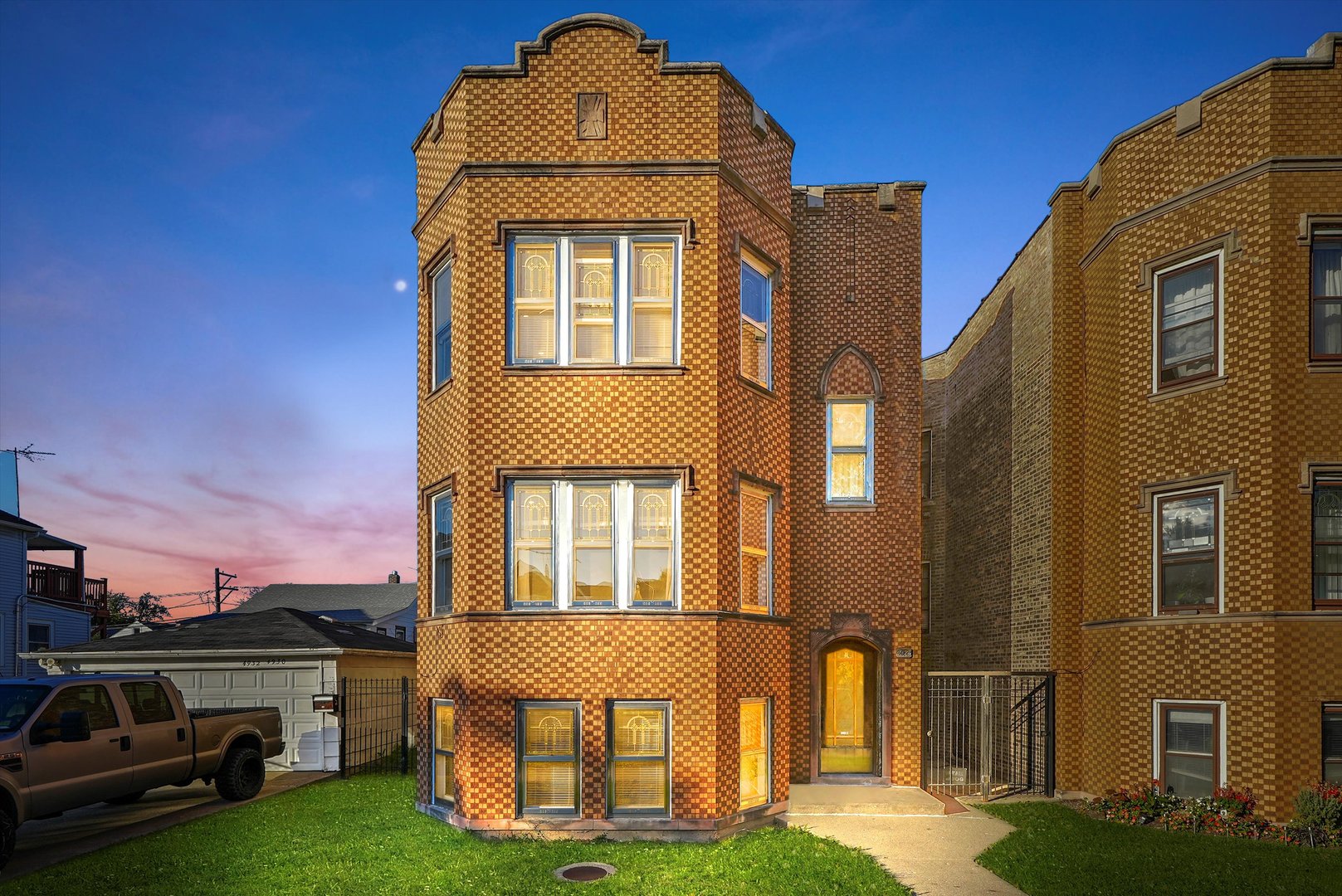 4928 W Altgeld Street
