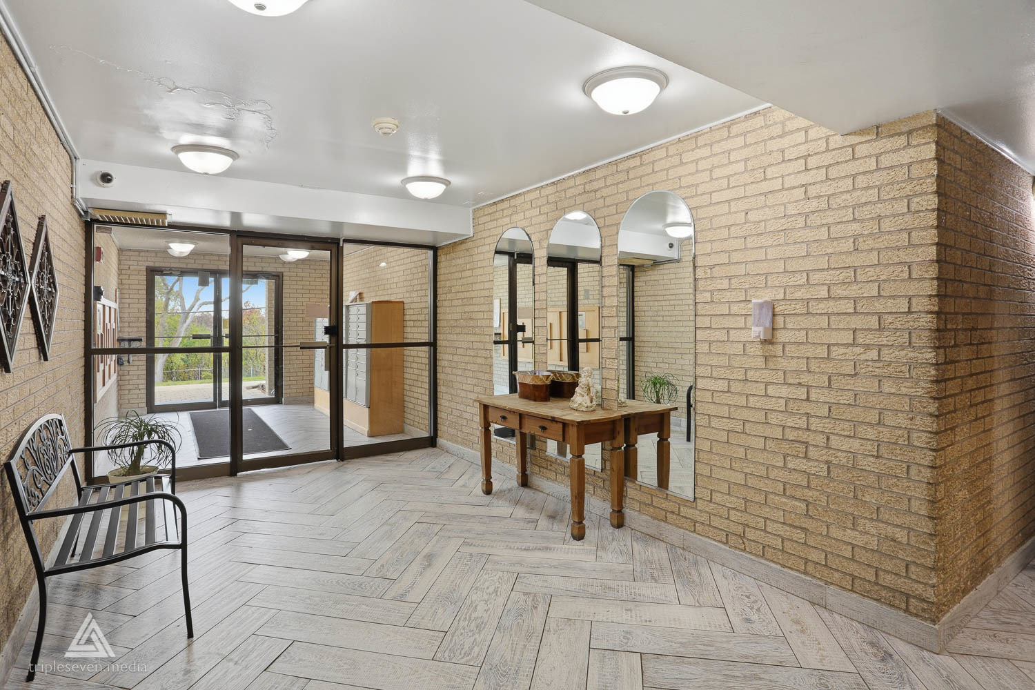 7301 Willow Springs Road Unit: 207