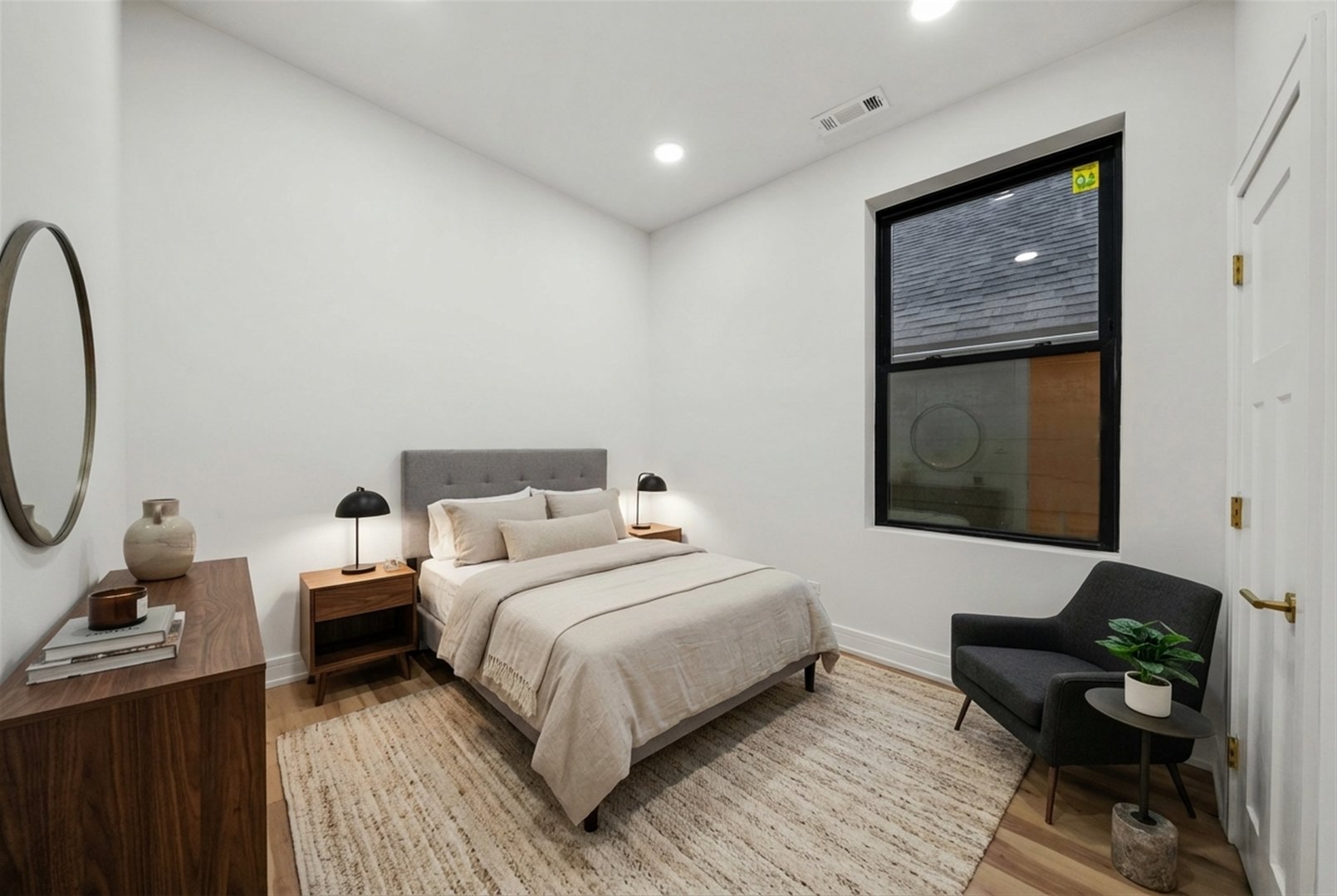 1040 W 34th Place