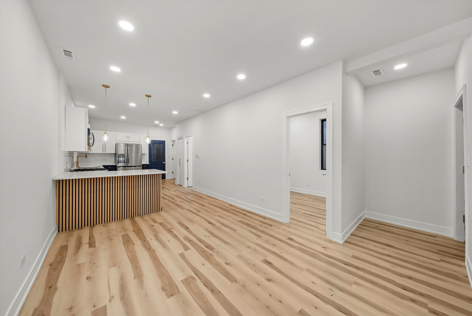1040 W 34th Place
