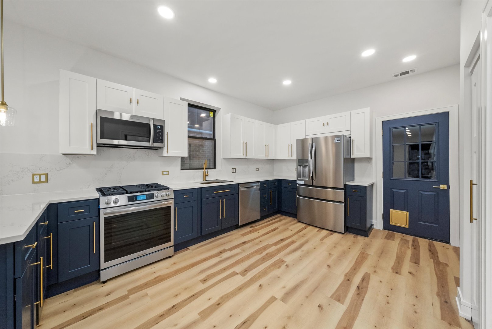 1040 W 34th Place