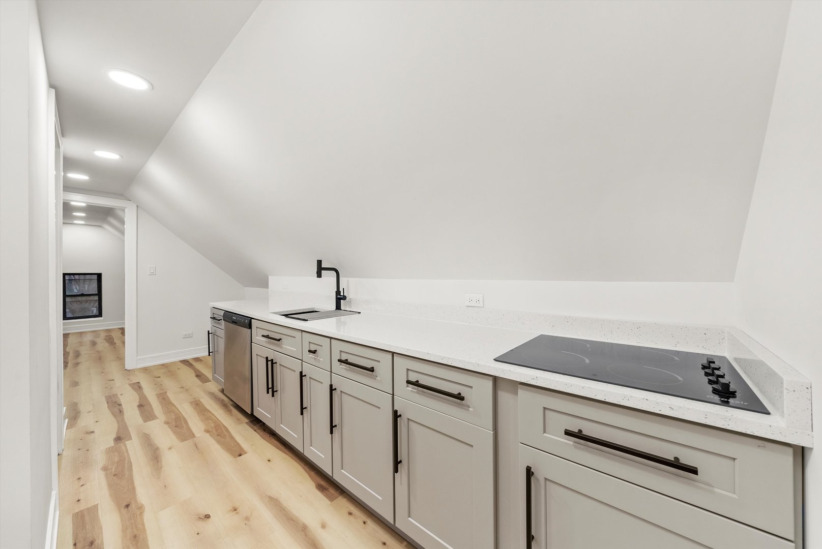 1040 W 34th Place