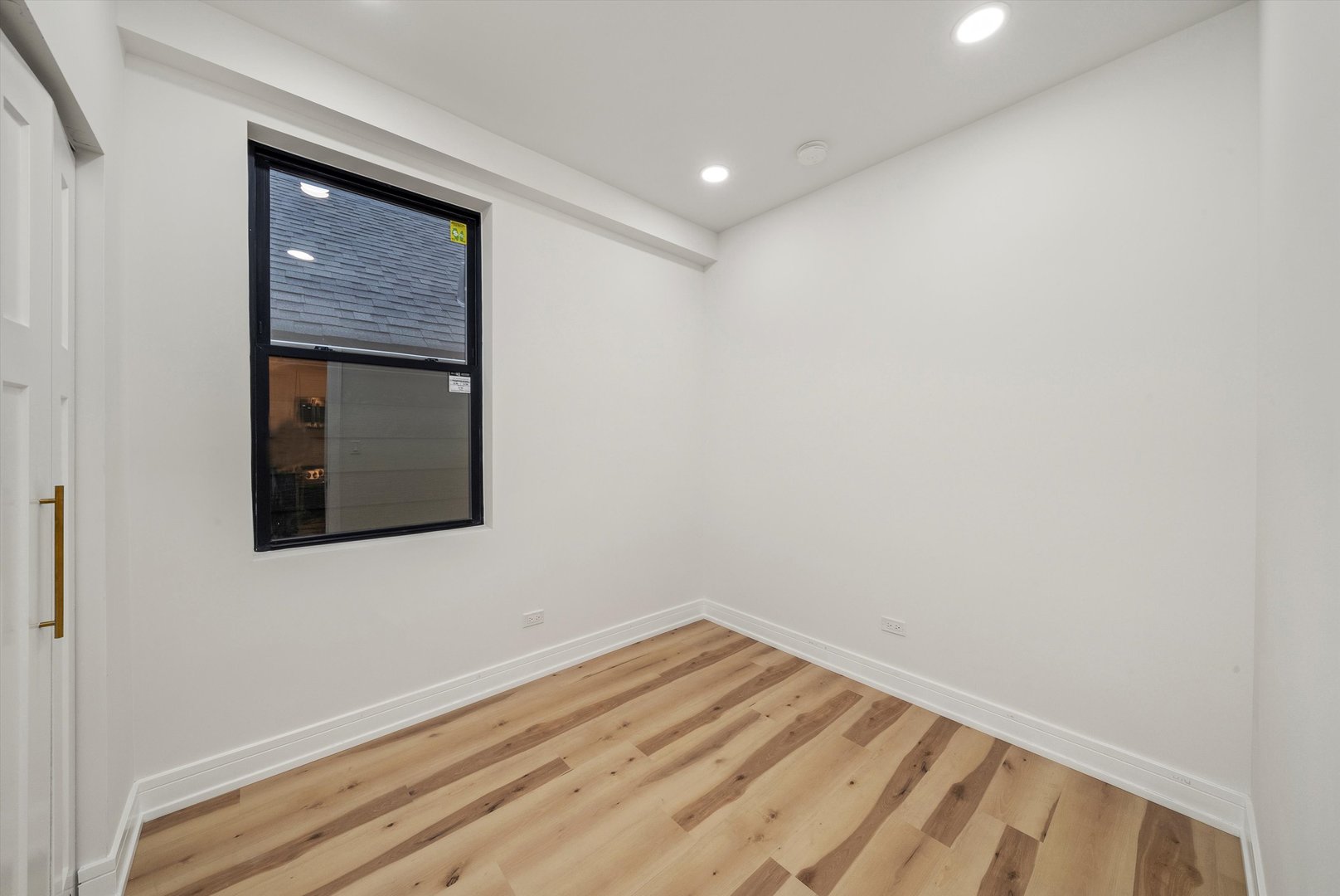 1040 W 34th Place