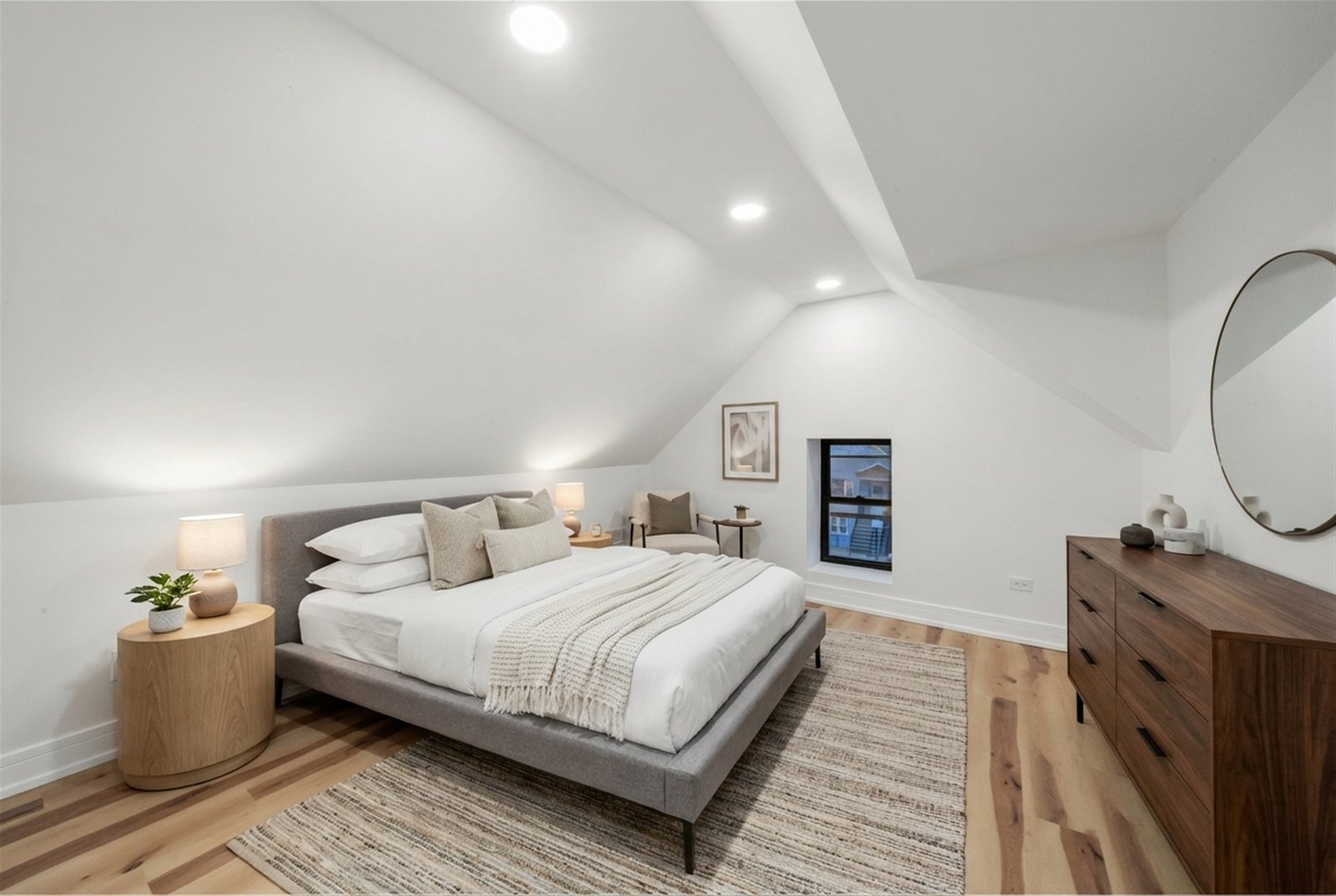 1040 W 34th Place