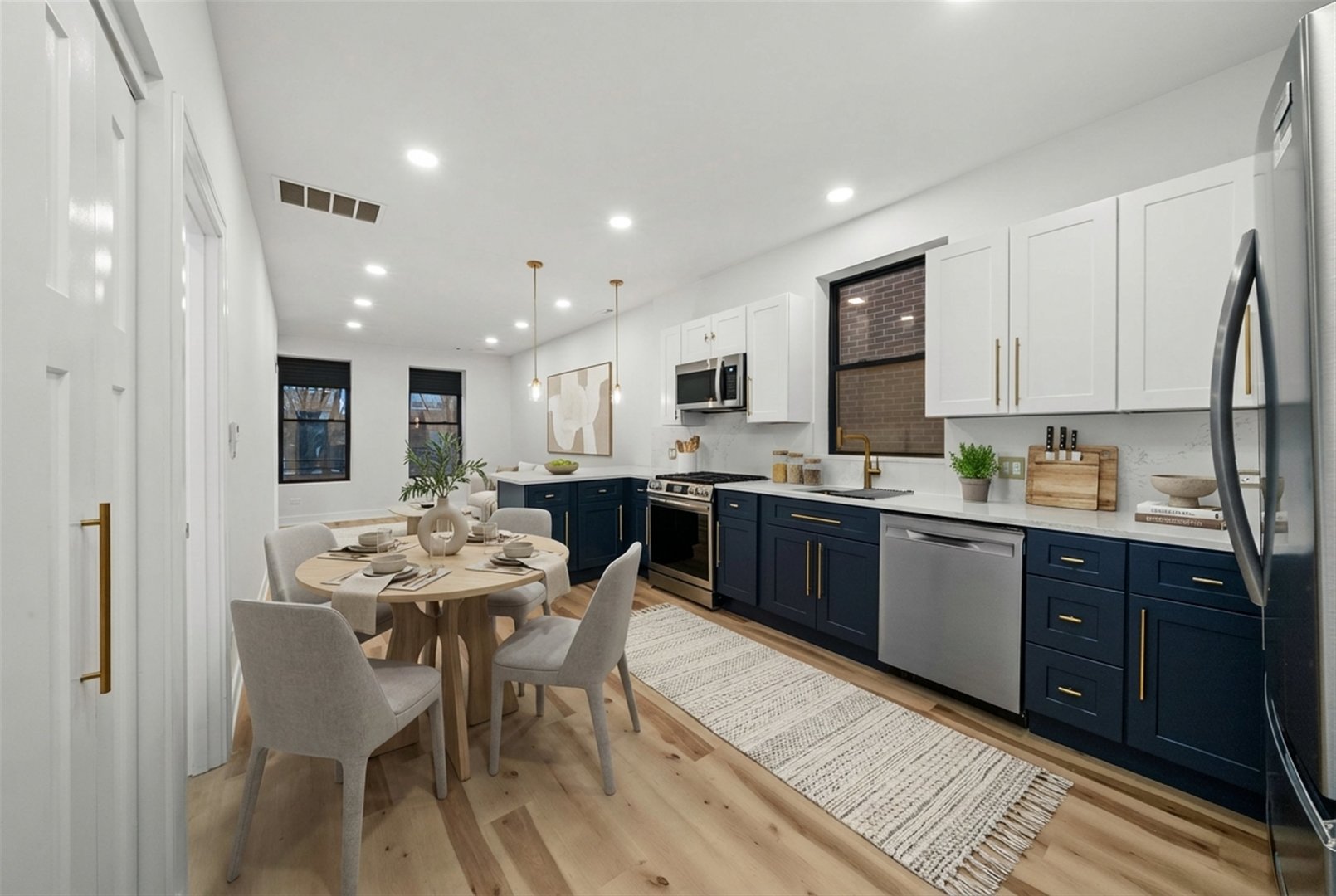 1040 W 34th Place