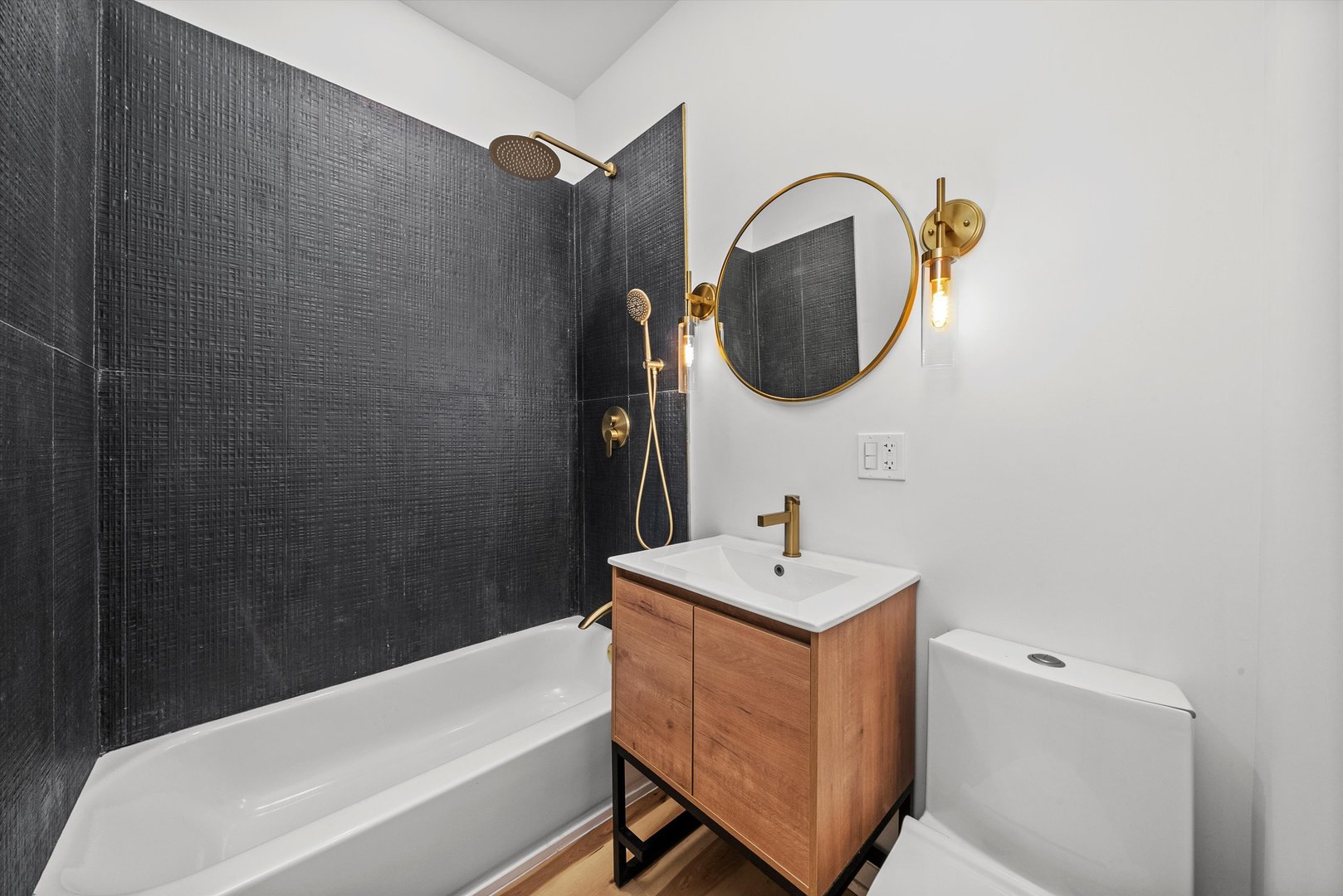 1040 W 34th Place