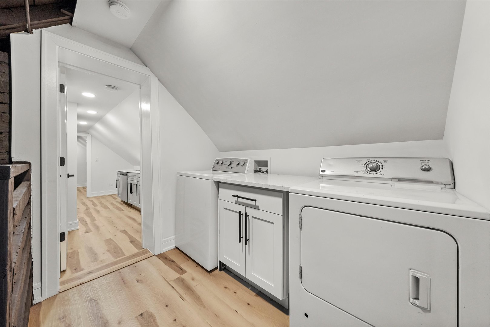 1040 W 34th Place